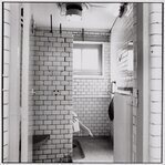 Een kijkje in één van de doucheruimtes.
<br/>
Doriann Kransberg, Beeldbank Stadsarchief, mei 1984